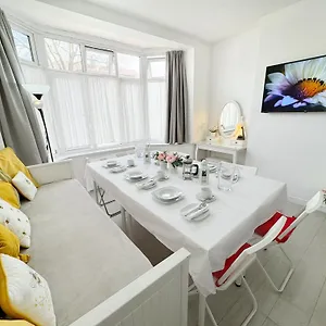 Luxurious House Near Excel- Air Conditioning, 9 Beds, 2 Baths, Garden, Fast Wifi London